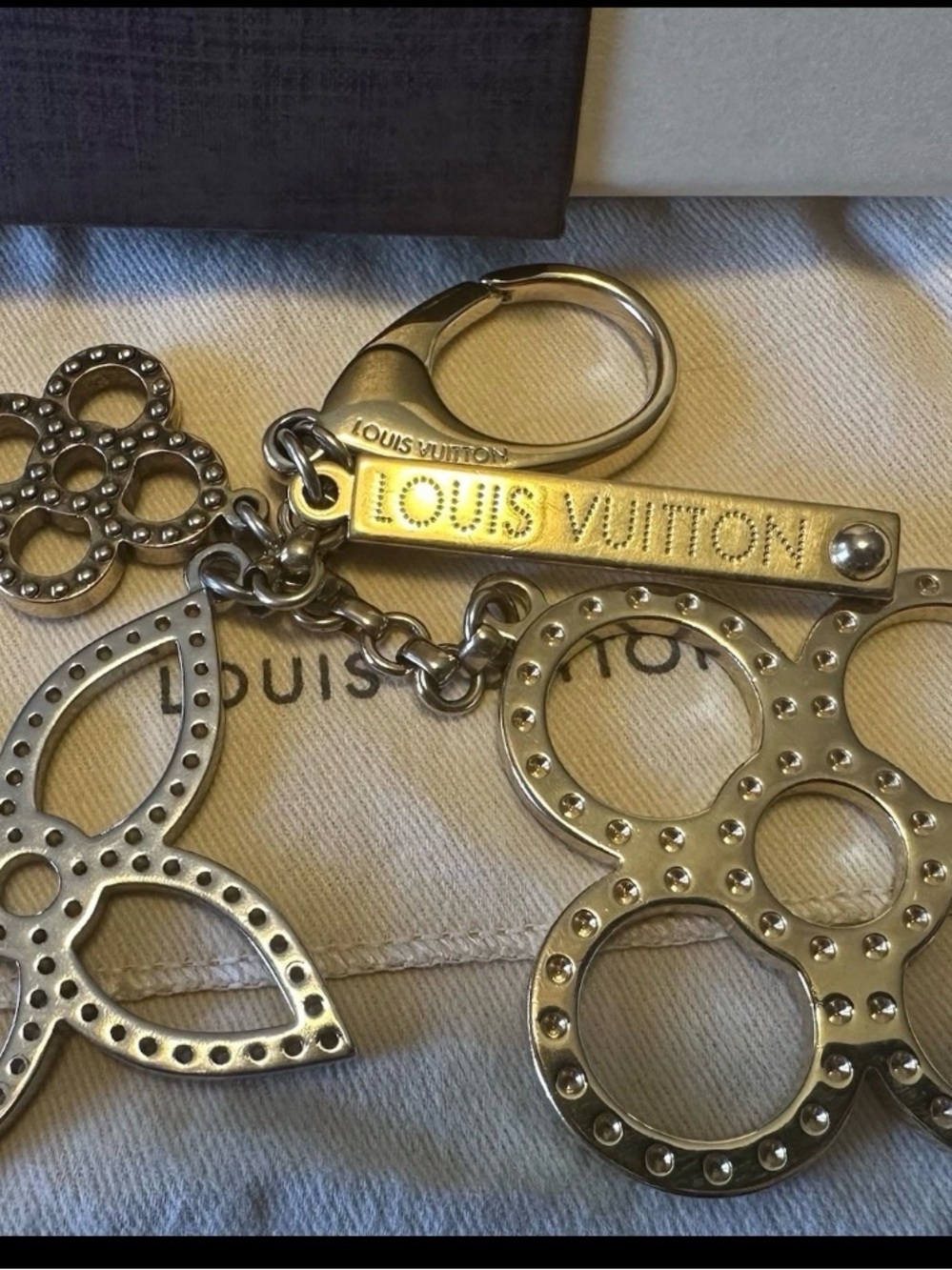 Louis Vuitton Silver Monogram Flower Keyring Charm - Picture 4 of 9